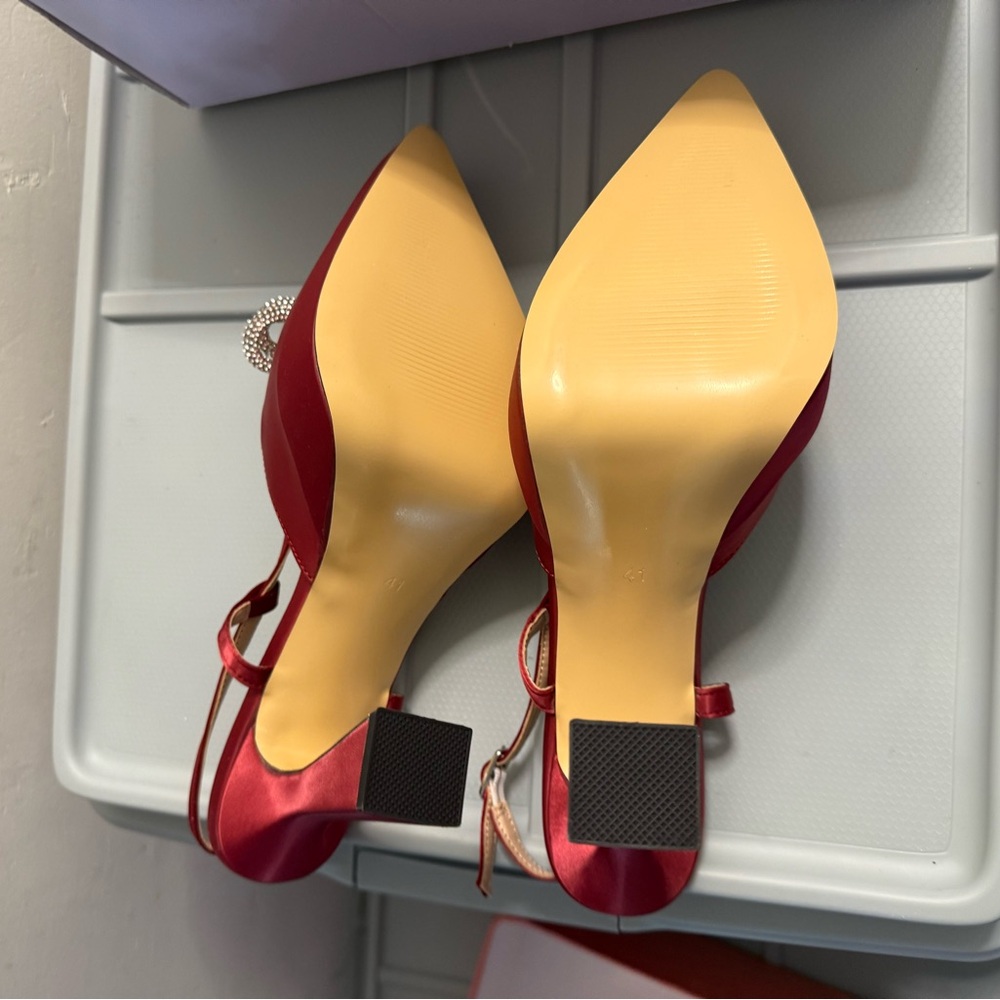 Chic Red Heels with Rhinestone Bow - Picture 6 of 7